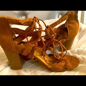NWOT Women laced up heeled 3in shoe 👠